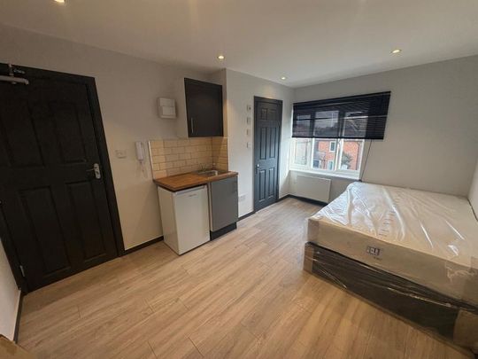 Raymond Crescent, Guildford, GU2 - Photo 1