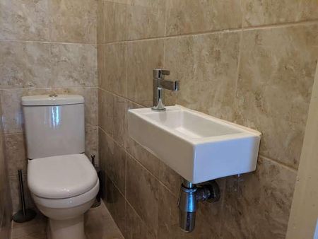 1 bedroom in a house share to rent - Photo 4