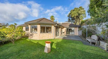 Immaculate 4-Bedroom Family Home in Greenhithe - Photo 4