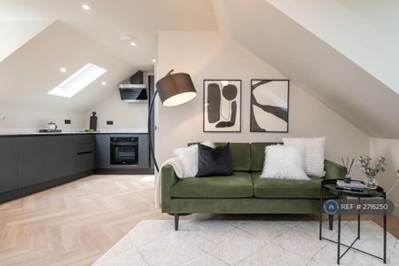 1 bedroom in a flat share to rent - Photo 2