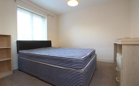 A superb three bedroom family home offered on an unfurnished basis from April. Offered on an unfurnished basis. - Photo 5