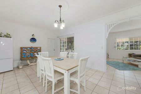 DUAL LIVING BY THE COAST WITH SEPERATE GRANNY FLAT & SPACIOUS 4 BEDROOM HOME - Photo 3
