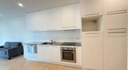 Spacious 1-Bedroom with Stunning Harbour Views - Photo 4