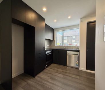 3 Bedroom Townhouse in Petone - Photo 2