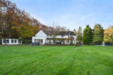 Superb country house in a semi-rural position with about 3.49 acres. All bills included and available at the end of August. - Photo 3