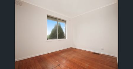 Neat and Tidy house in quiet location close to Transport & Shops! - Photo 3