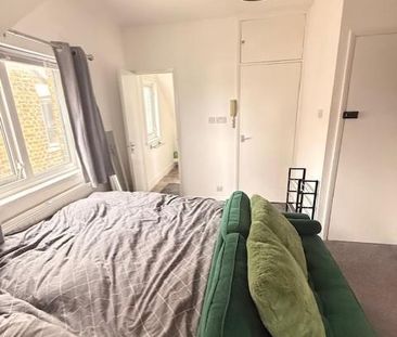End of terrace house to rent - Photo 3