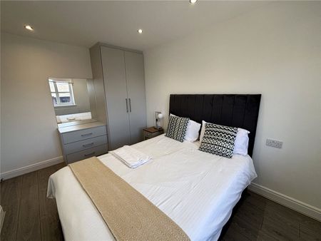 Crescent Drive, Aldershot, Hampshire, GU12 - Photo 3
