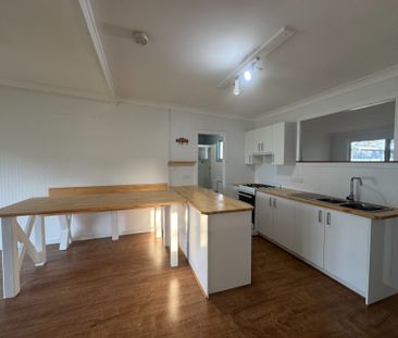 Family Home - 4 Beds / 2 Bathrooms / Wood Fire Heating. - Photo 3