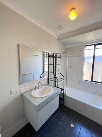 25 Mitra Loop, Bennett Springs WA 6063 - House For Rent | Domain - Photo 4