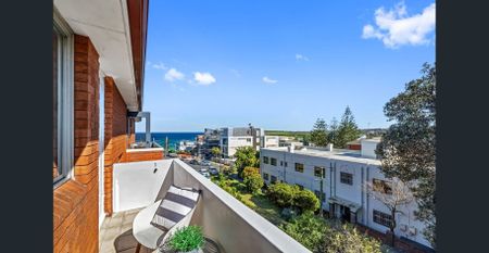 Elegant and Airy Coastal Retreat Steps from Maroubra Beach - Photo 3