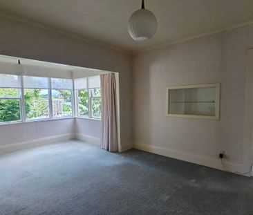 Character 4 bedroom with loads of living - Photo 1