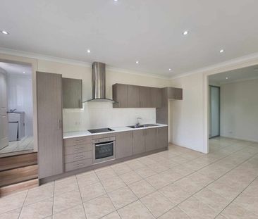 Spacious Low Maintenance Flat - Photo 5