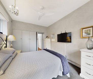 Quiet, Single-Level Living with Expansive Garden in Boutique Block - Photo 5