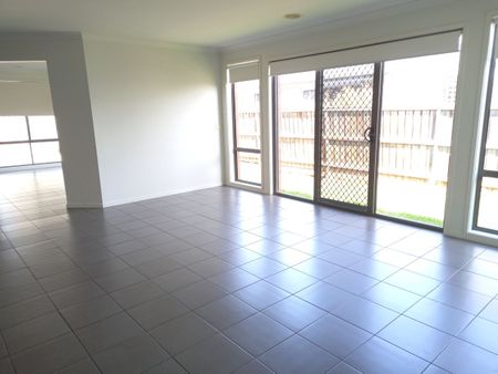 SPACIOUS THREE BEDROOM + STUDY HOUSE - Photo 4