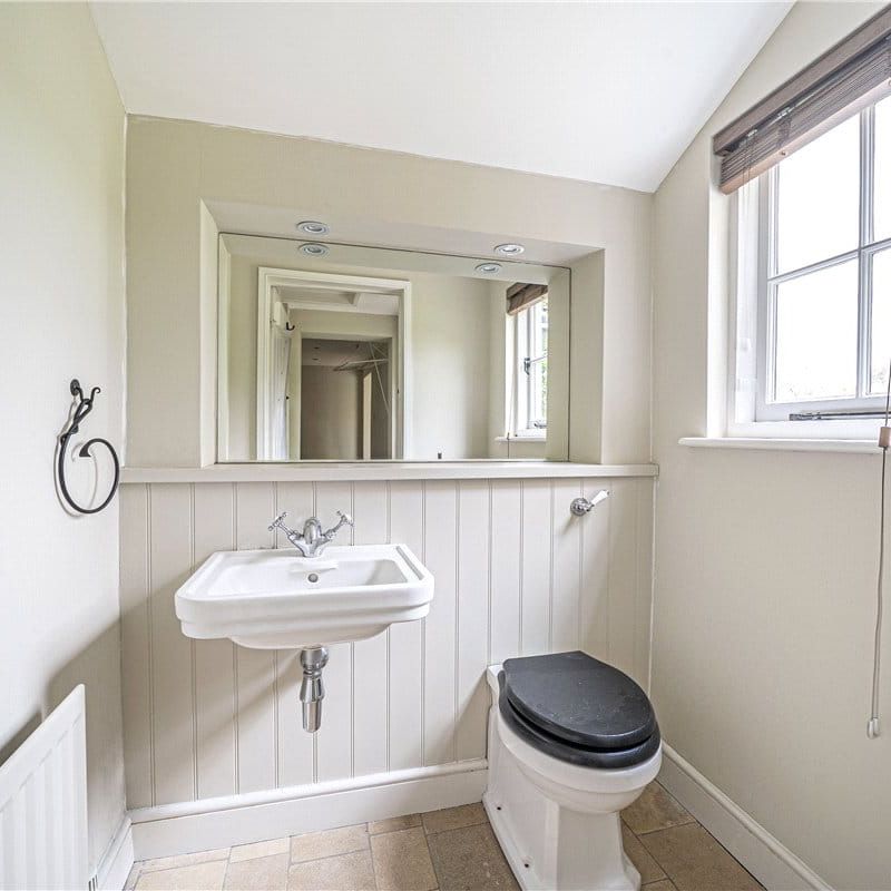 A stunning 4/5 bedroom house with versatile interior and well maintained garden, with beautiful views - Photo 1