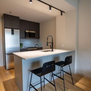 3 1/2 APPARTEMENT MEUBLÉ À LOUER - Photo 2