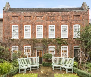 A very spacious two bedroom coach house, tucked away on one of Clap... - Photo 1