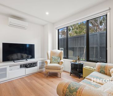 Beautiful 3-Bedroom Home with Modern Amenities in South Morang - Photo 2