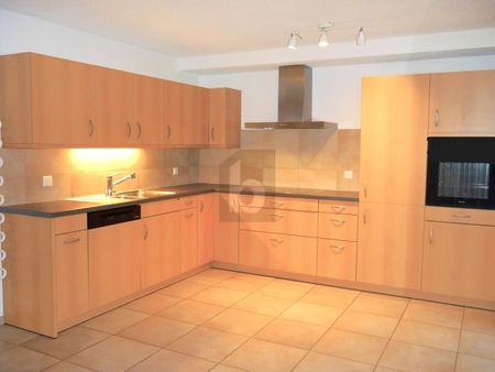 SPACIOUS, LUMINOUS AND IDEALLY LOCATED - Foto 3