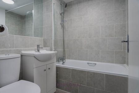 Delaporte Close, Epsom - Photo 2