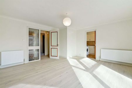 A modern and light apartment with views of The Long Walk in a much sought after private road in Windsor. - Photo 5