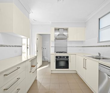 Charming 3-Bedroom Cottage in the Heart of Balmain - Photo 5