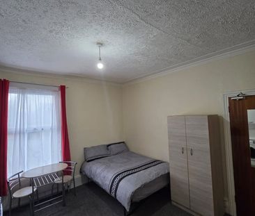 Studio Flat, Bowes Road, N13 - Photo 2