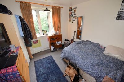 4 bedroom House in Becketts Park Drive, Leeds - Photo 3