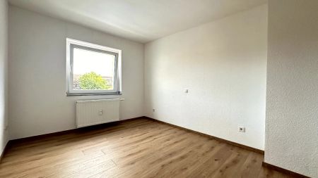 KREFELD-BOCKUM: VOLLSTÄNDIG RENOVIERTE 2-ZIMMER WOHNUNG ANZUBIETEN! - Foto 2