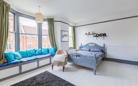 Viewing is a MUST with this positively huge family home! Offered fully furnished it has plenty of character and is in a wonderful location. Truly a once in a lifetime opportunity, call NOW to book your viewing!! - Photo 3