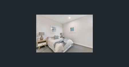 GROUND FLOOR WITH COURTYARD Large Two Bedroom Apartment. - Photo 2