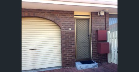 This delightful 3 bedroom rear villa is located in the rear of a quiet complex ; - Photo 4