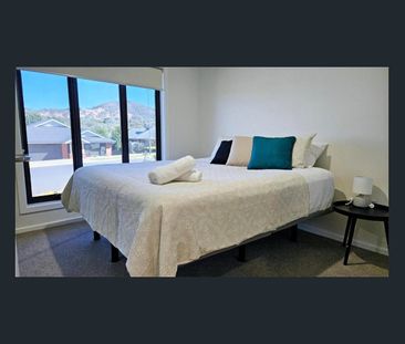 Spacious Five-Bedroom Home with Spa in Thurgoona - Photo 5