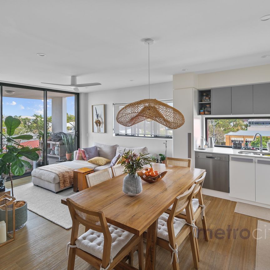 Quiet Street in the best location! - Photo 1