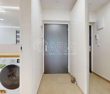 Pronájem moderního bytu 1+kk s předzahrádkou a parkovacím místem v ... - Photo 2