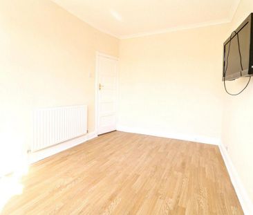 3 bedroom coach house to rent - Photo 2