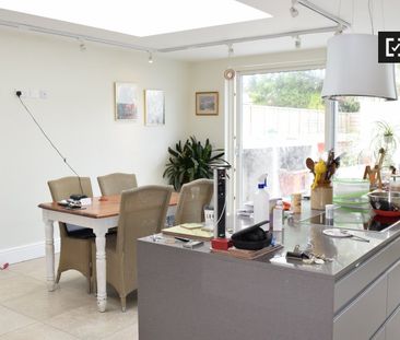 Cute room to rent in 4-bedroom house in Terenure, Dublin - Photo 4