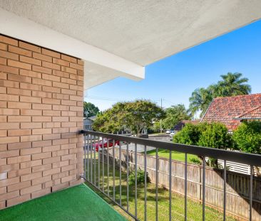 Refurbished Spacious Unit in Fantastic Spot - Photo 3