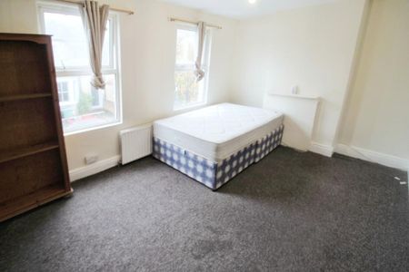 4 bedroom terraced house to rent - Photo 2