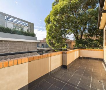 Spacious Top-Floor Apartment with Stunning Views | Dual-Level - Photo 4