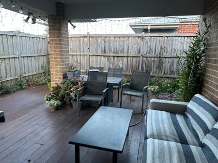 Cranbourne East - Photo 4