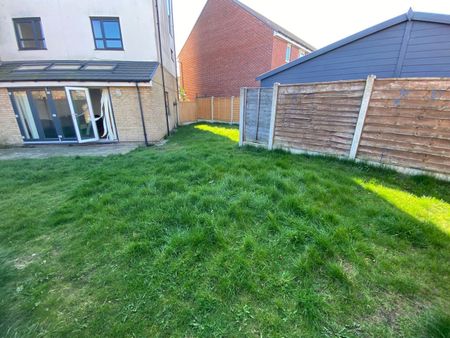 3 Bed Semi-Detached House, Kempster Gardens, M7 - Photo 5