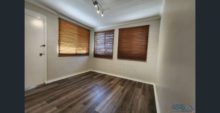 Stylish Two Bedroom Unit - Photo 4
