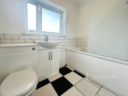 3 bedroom house to rent The Knares, Basildon, Essex, SS16 - Photo 2