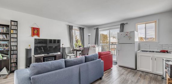 Grand 2 1/2 Lac St Charles semi meublé - Photo 2