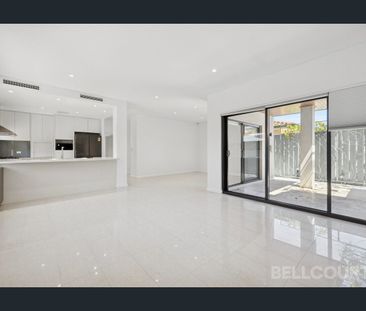 Spacious & Private 4-Bedroom Home in Como - Photo 3