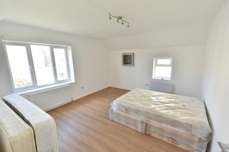 3 bedroom apartment to rent - Photo 2