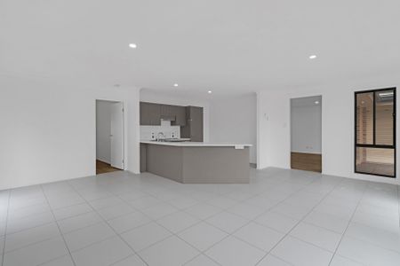 Modern Four Bedroom Home – 500m To The Beach! - Photo 2