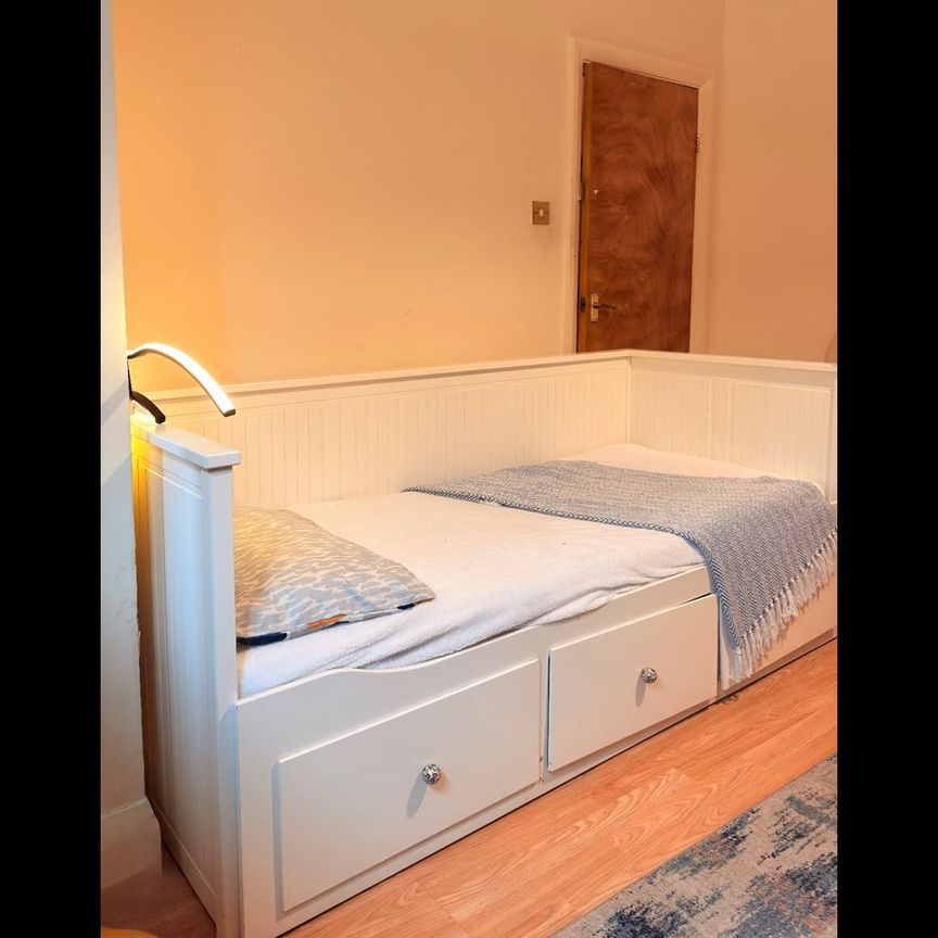 Room in a Shared House, Valley Road, SW16 - Photo 1
